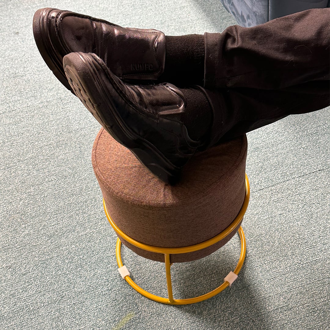 بوف بتصميم دائري و قاعدة معدنية ذهبية - 11