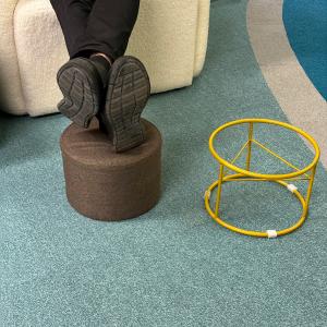 بوف بتصميم دائري و قاعدة معدنية ذهبية - 4