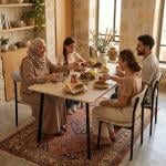 طاولة سفرة بتصميم عصري مع 4 كراسي - 2
