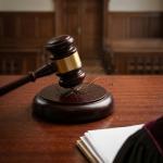 مطرقة القاضي الفاخرة مع قاعدة خشبية - 1