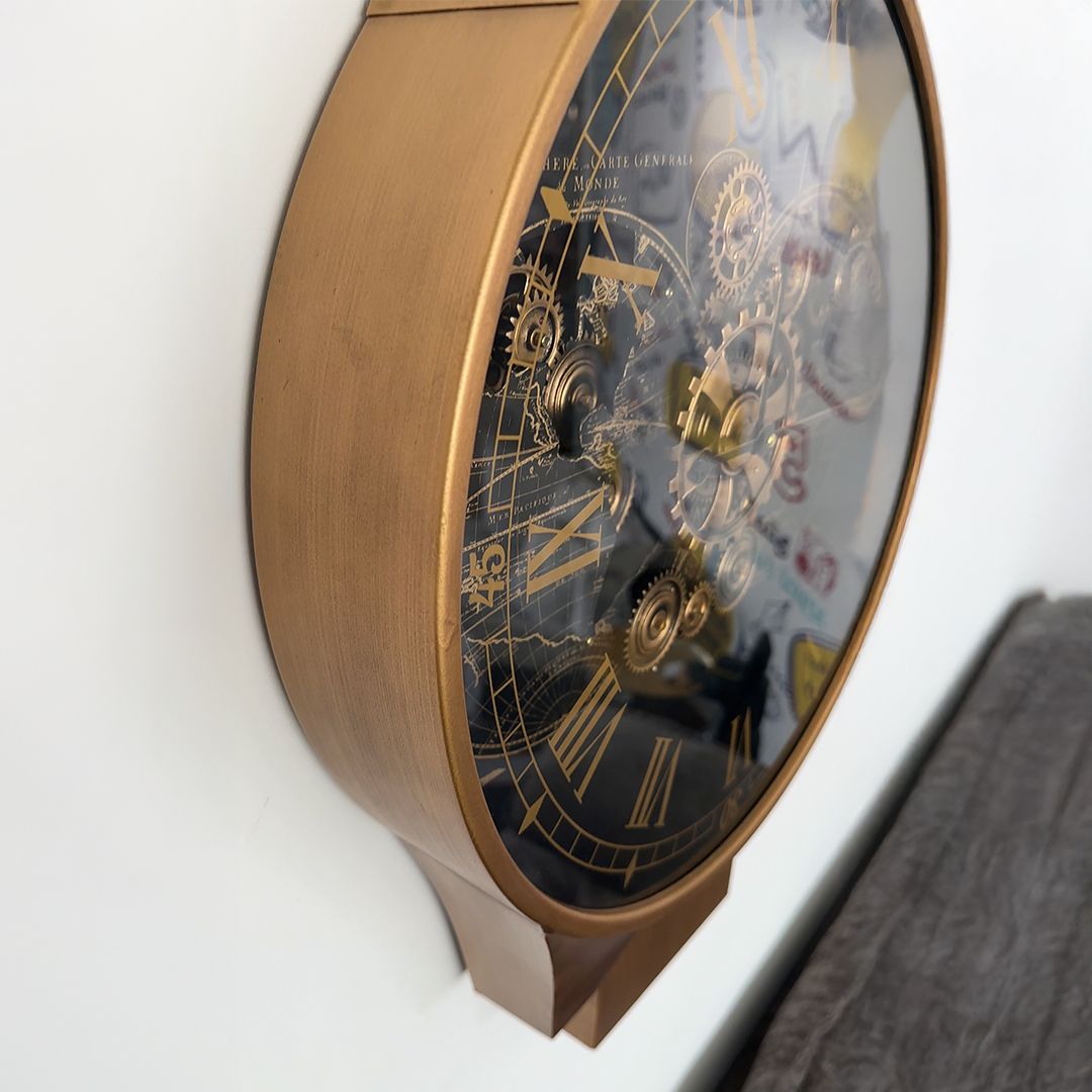 ساعة حائط بتصميم ساعة يد بتروس ذهبية - 5