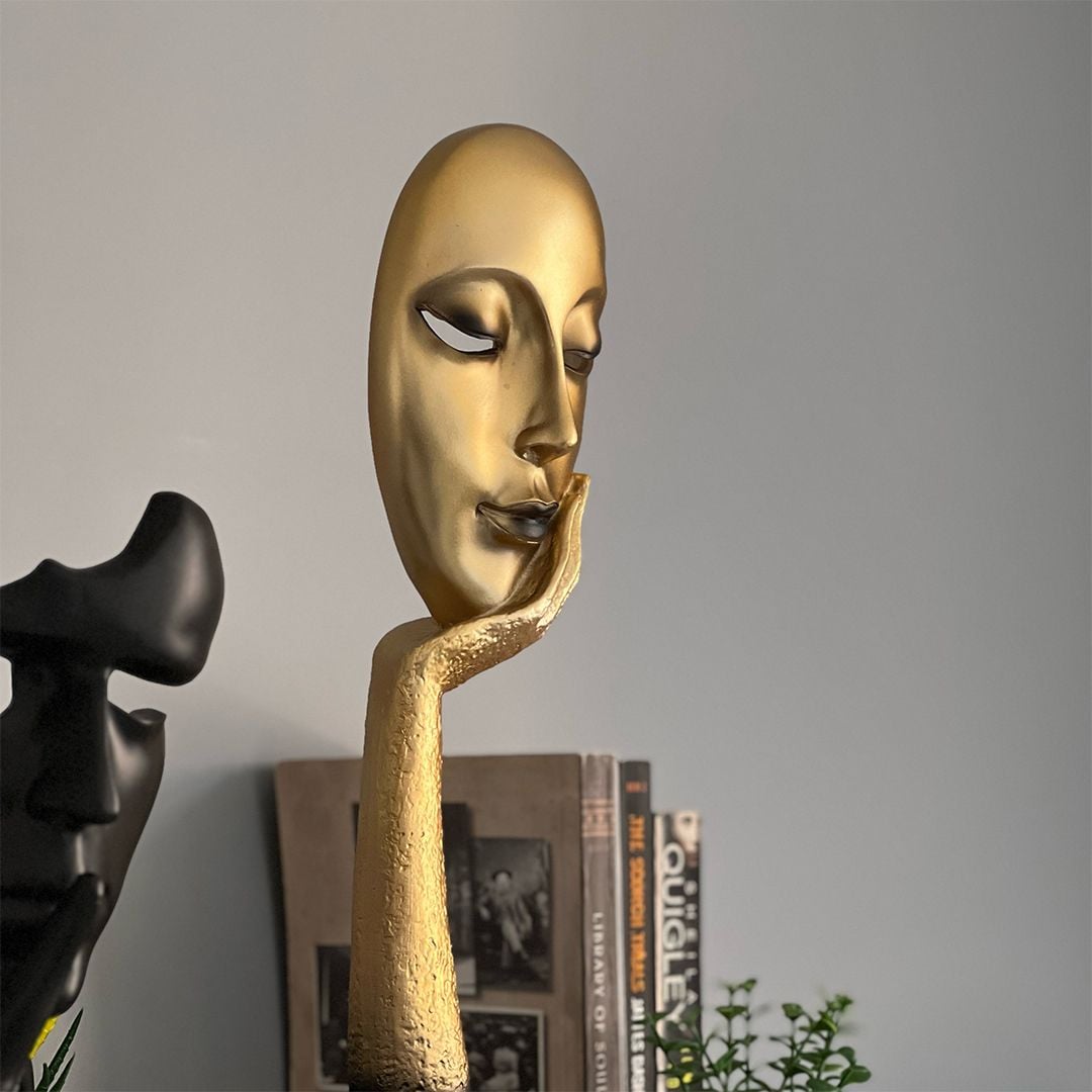 مجسم المفكر الذهبي - 1