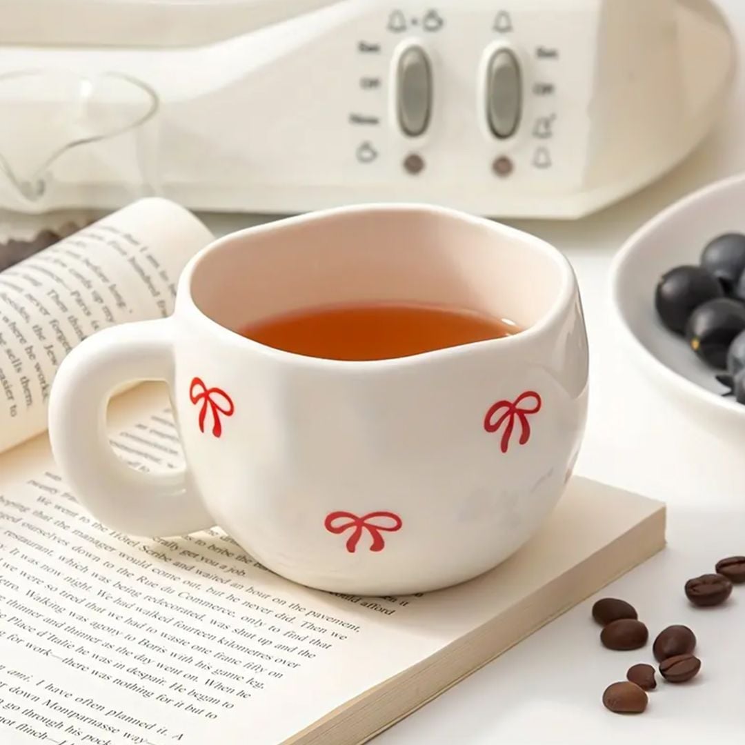 فنجان مع صحن مزخرف بالفيونكات الحمراء - 10