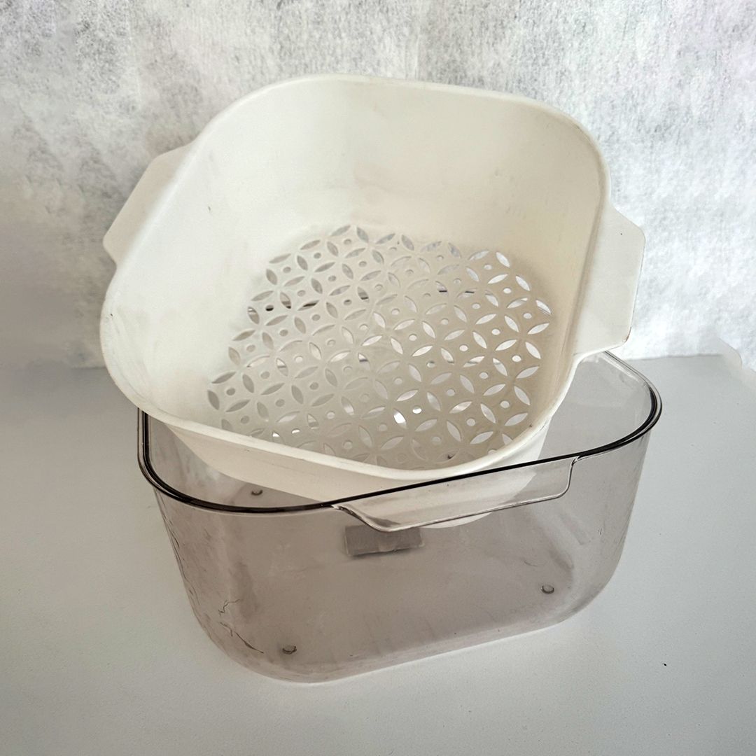 Acrylic basin with strainer product thumbnail 5