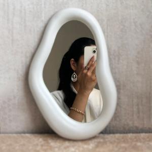 مراة محمولة بتصميم مموج