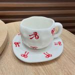 فنجان مع صحن مزخرف بالفيونكات الحمراء - 7