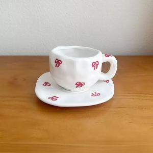 فنجان مع صحن مزخرف بالفيونكات الحمراء - 2