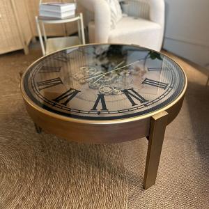 طاولة كلاسيكية بتصميم ساعة تروس فاخرة
