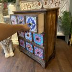 وحدة أدراج خشبية بتصميم فسيفسائي - 7