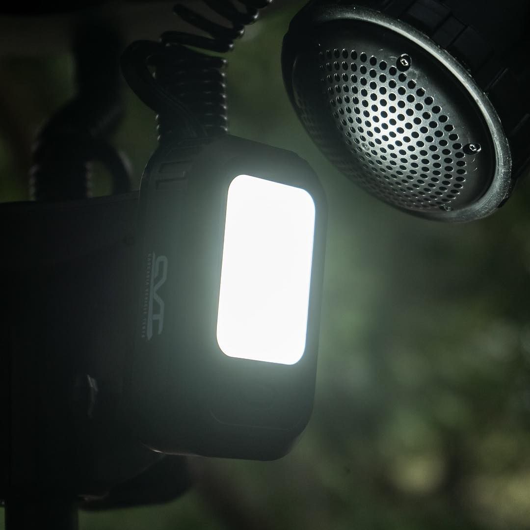 ضوء التخييم الثلاثي مع سبيكر - 15