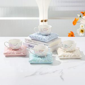 فنجان مع صحن بتصميم وسادة