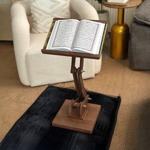 حامل المصحف الفاخر بلمسة أكريليك ذهبية من روح