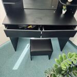 تسريحة بمرآة مُضيئة مع أرفف ودرجين - 9