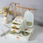 صندوق تخزين إكسسوارات ومكياج مع مرآة دوّارة