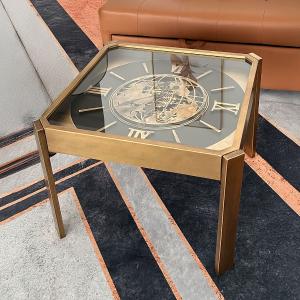 طاولة ديكور مربعة بتصميم ساعة تروس ذهبية - 3