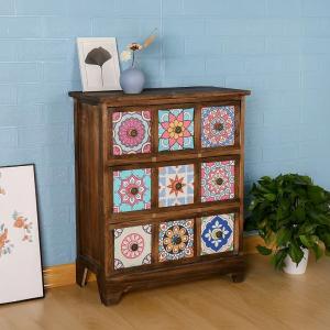 وحدة أدراج خشبية بتصميم فسيفسائي