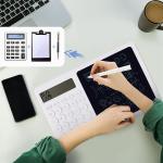 آلة حاسبة مع قلم وبورد للكتابة