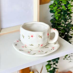 فنجان مع صحن مزخرف بالورود