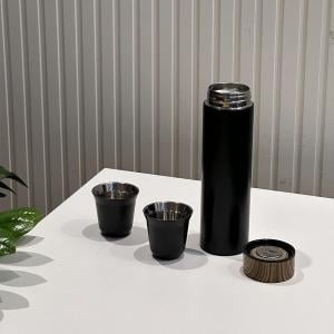 قارورة ماء مع فنجانين من الستانلس