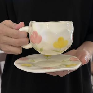 فنجان مع صحن مزخرف بالزهور الملونة - 2