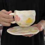 فنجان مع صحن مزخرف بالزهور الملونة - 1