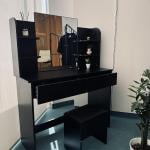 تسريحة بمرآة مُضيئة مع أرفف ودرجين - 6