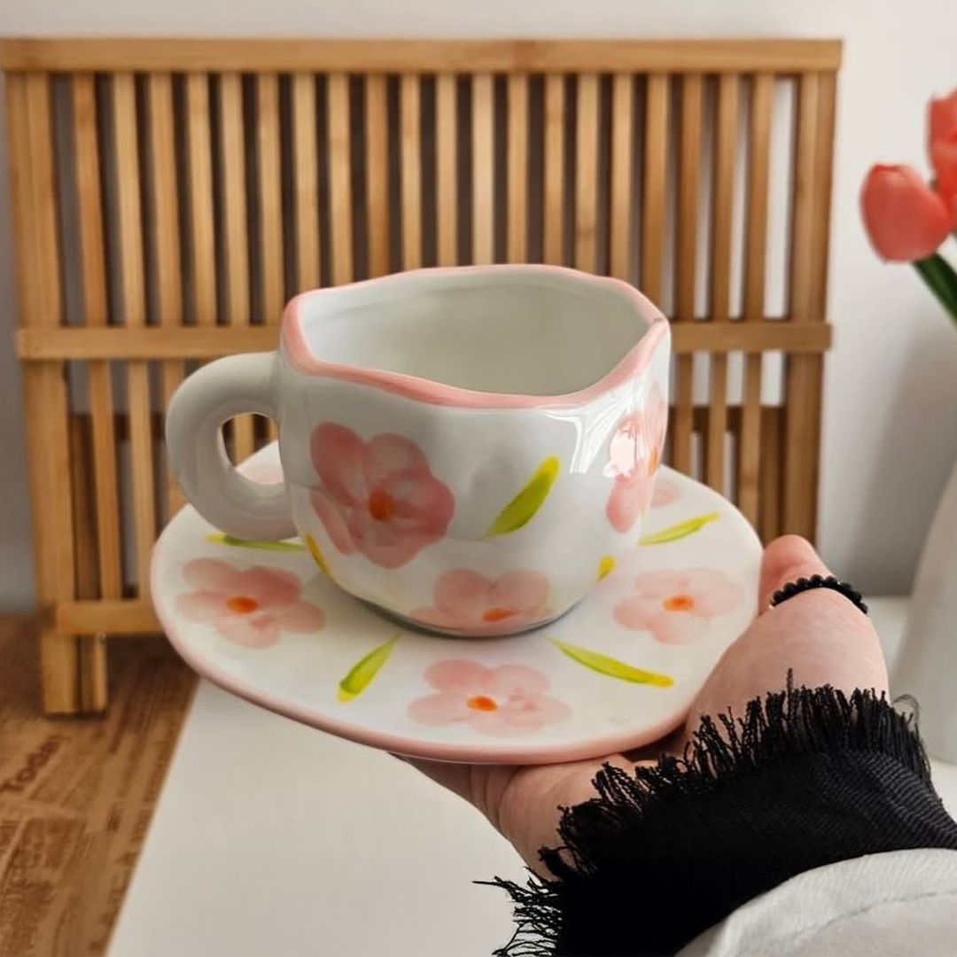 فنجان مع صحن مزين بالزهور الوردية - 5