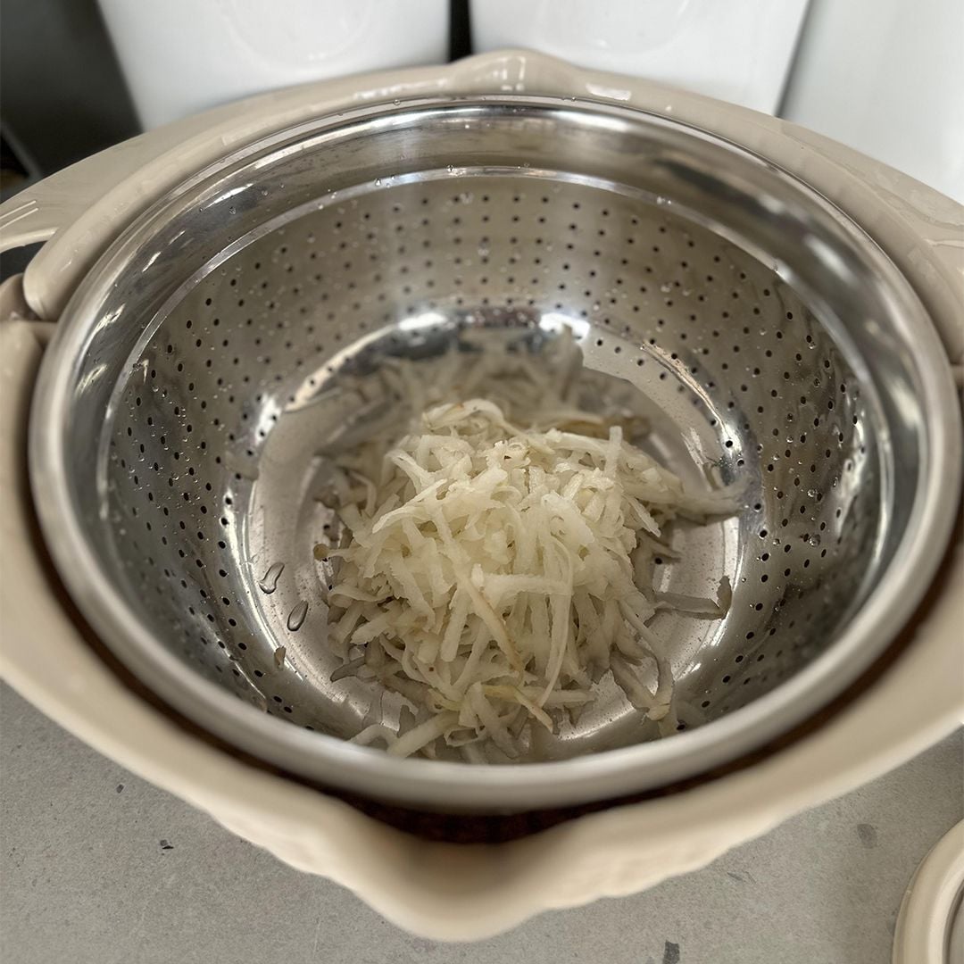 مبشرة ومصفاة بلاستيكية مع غطاء - 8