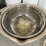 مبشرة ومصفاة بلاستيكية مع غطاء - 8