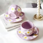 فنجان مع صحن مزين بالياسمين