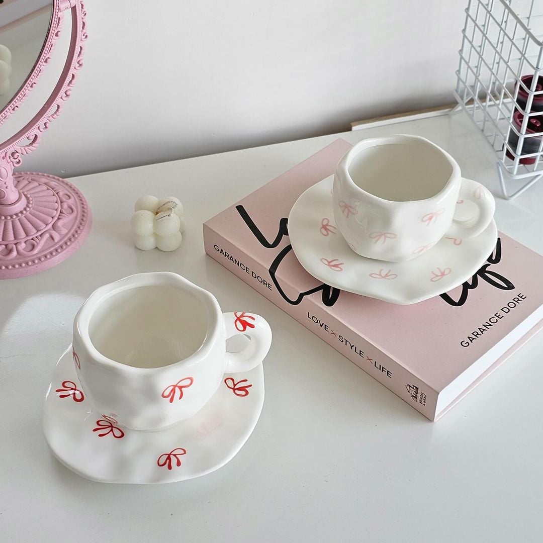 فنجان مع صحن مزخرف بالفيونكات الحمراء - 4