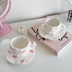 فنجان مع صحن مزخرف بالفيونكات الحمراء - 4