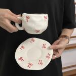 فنجان مع صحن مزخرف بالفيونكات الحمراء - 8