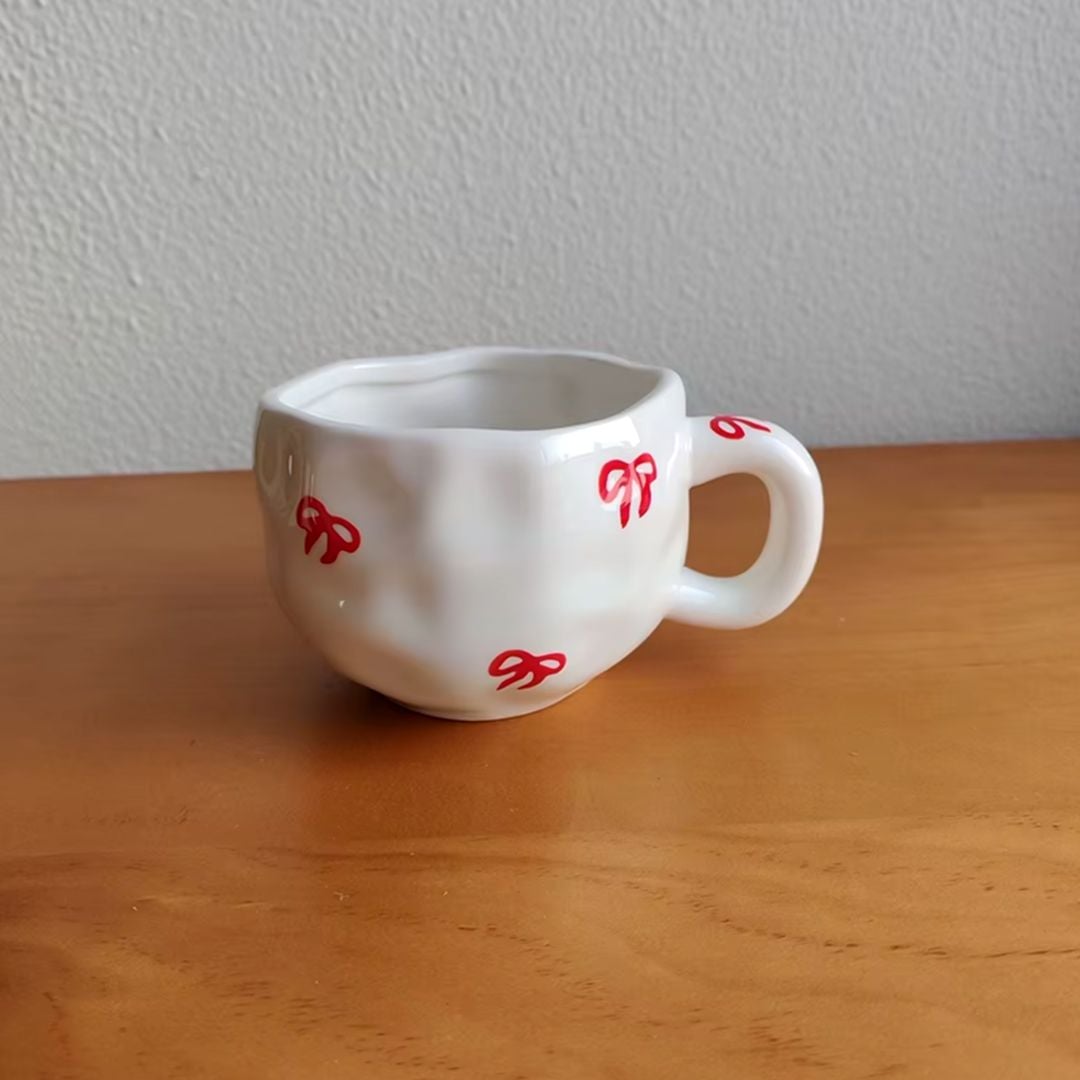 فنجان مع صحن مزخرف بالفيونكات الحمراء - 9
