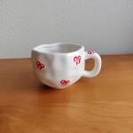 فنجان مع صحن مزخرف بالفيونكات الحمراء - 9