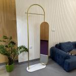 مرآة مع شماعة بتصميم عصري - 1