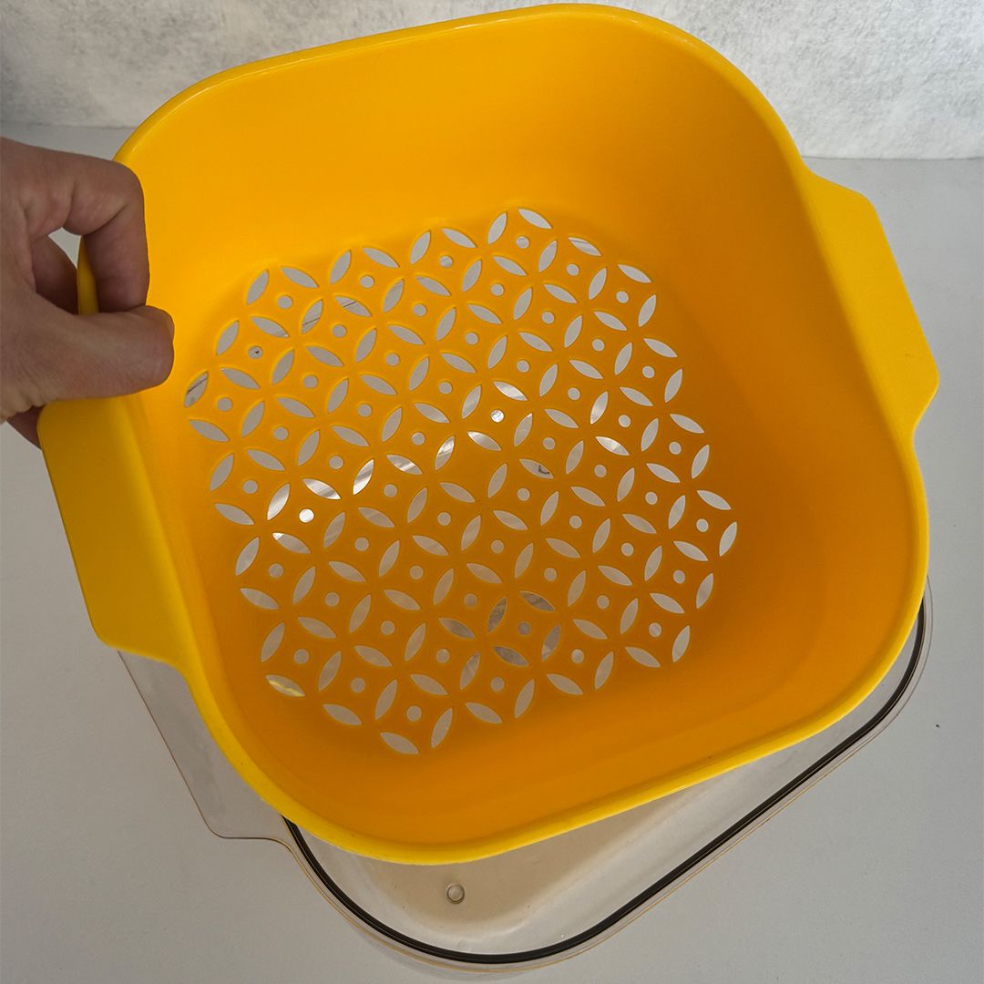 Acrylic basin with strainer product thumbnail 4