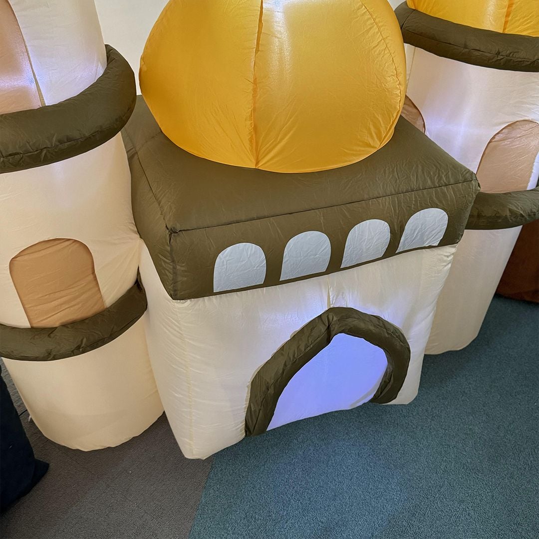 مسجد بثلاث مآذن ذهبية قابل للنفخ - 10