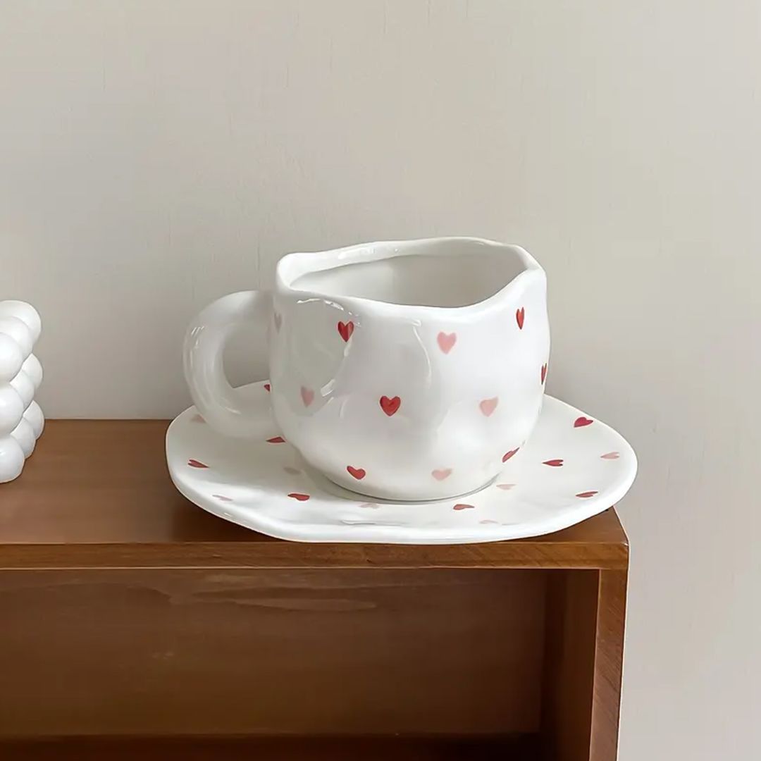 فنجان مع صحن مزخرف بالقلوب - 1
