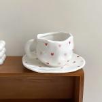 فنجان مع صحن مزخرف بالقلوب - 1