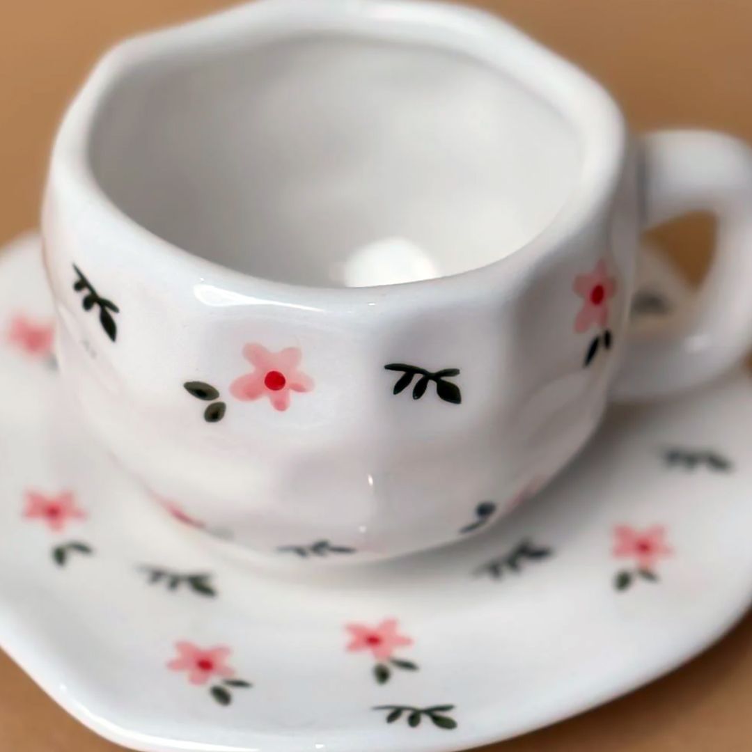 فنجان مع صحن مزخرف بالورود - 3