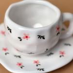 فنجان مع صحن مزخرف بالورود - 3