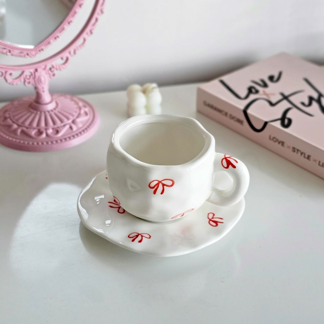 فنجان مع صحن مزخرف بالفيونكات الحمراء - 3