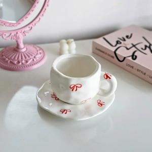 فنجان مع صحن مزخرف بالفيونكات الحمراء - 4