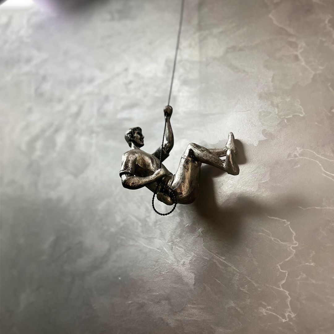 Wall Climbing Statues product thumbnail 4