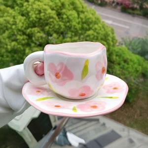 فنجان مع صحن مزين بالزهور الوردية - 4