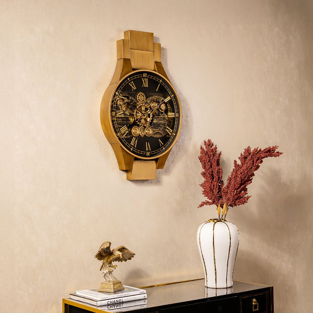 ساعة حائط بتصميم ساعة يد بتروس ذهبية - 9