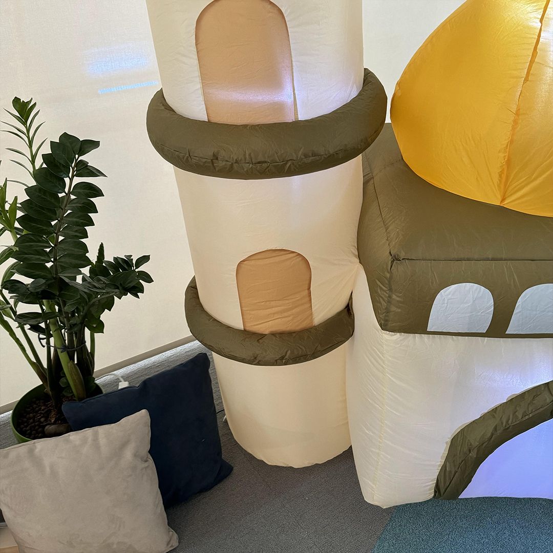 مسجد بثلاث مآذن ذهبية قابل للنفخ - 5