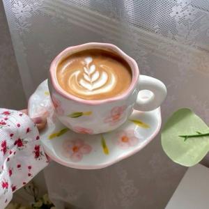 فنجان مع صحن مزين بالزهور الوردية - 2