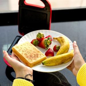 Electric Sandwich & Waffle Maker - 4